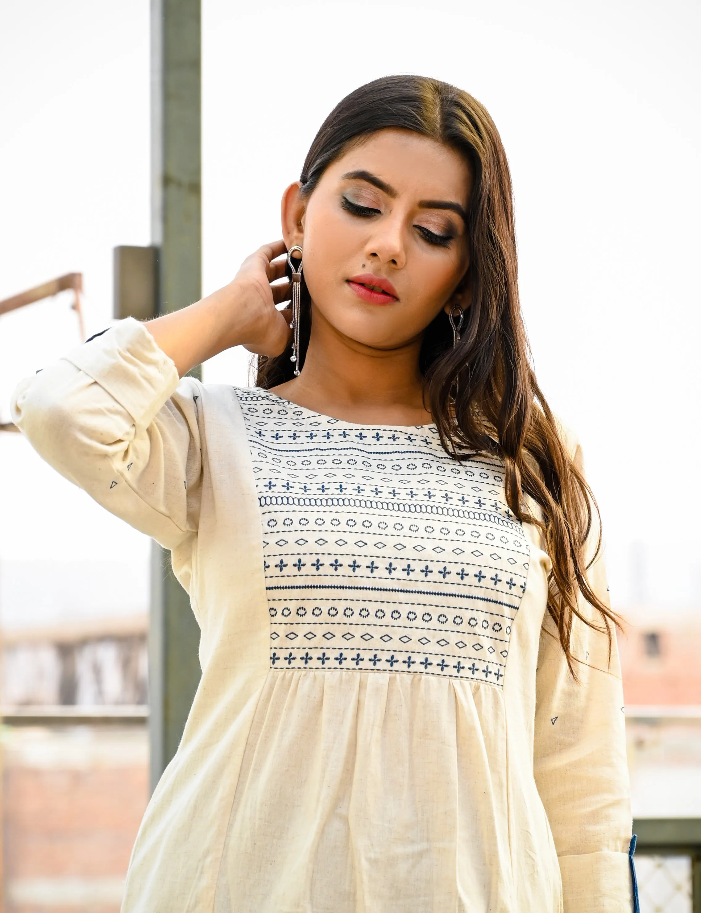 Women Offwhite And Blue Embroidered Kurta Set